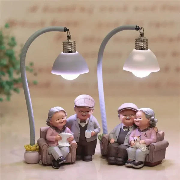 Escultura de Casal Idoso para Decoração de Sala e Escritório KBN