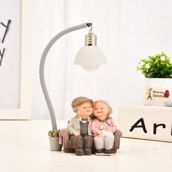 Escultura de Casal Idoso para Decoração de Sala e Escritório KBN