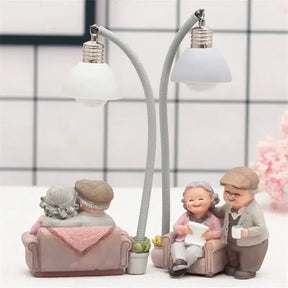 Escultura de Casal Idoso para Decoração de Sala e Escritório KBN