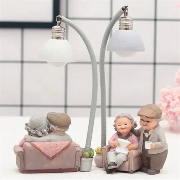 Escultura de Casal Idoso para Decoração de Sala e Escritório KBN