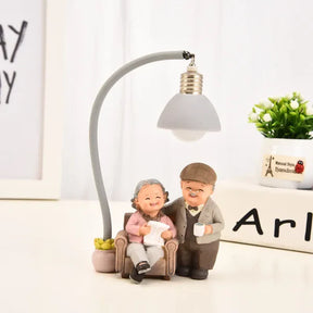 Escultura de Casal Idoso para Decoração de Sala e Escritório KBN