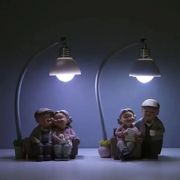 Escultura de Casal Idoso para Decoração de Sala e Escritório KBN
