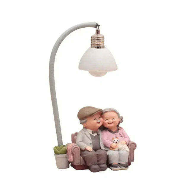 Escultura de Casal Idoso para Decoração de Sala e Escritório KBN
