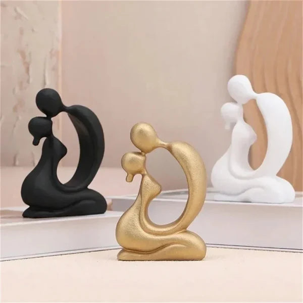 Escultura Moderna de Casal se Beijando em Resina KBN