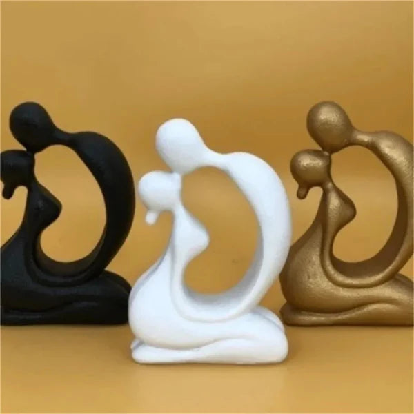 Escultura Moderna de Casal se Beijando em Resina KBN