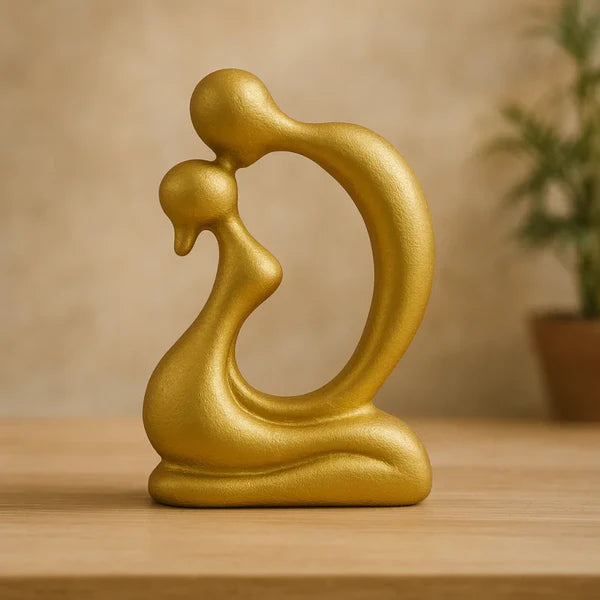 Escultura Moderna de Casal se Beijando em Resina KBN