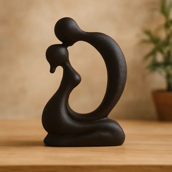 Escultura Moderna de Casal se Beijando em Resina KBN