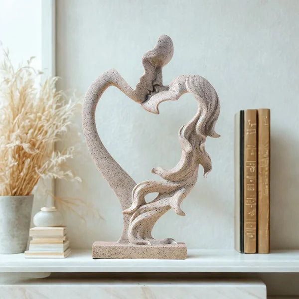 Escultura Nórdica de Casal se Beijando em Resina para Sala KBN