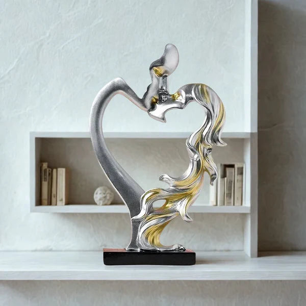 Escultura Nórdica de Casal se Beijando em Resina para Sala KBN
