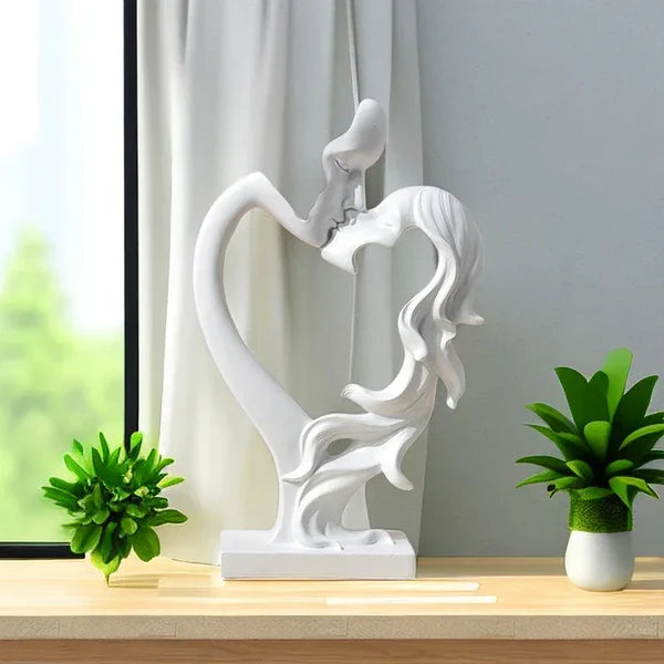 Escultura Nórdica de Casal se Beijando em Resina para Sala KBN