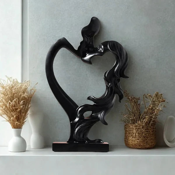 Escultura Nórdica de Casal se Beijando em Resina para Sala KBN