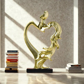 Escultura Nórdica de Casal se Beijando em Resina para Sala KBN