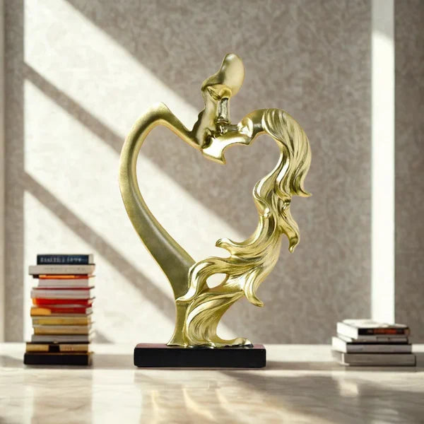 Escultura Nórdica de Casal se Beijando em Resina para Sala KBN