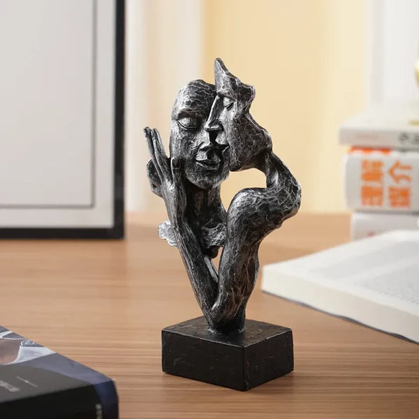 Escultura Pequena de Casal Abraçado para Estante KBN
