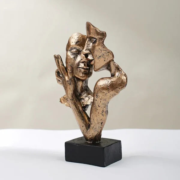 Escultura Pequena de Casal Abraçado para Estante KBN