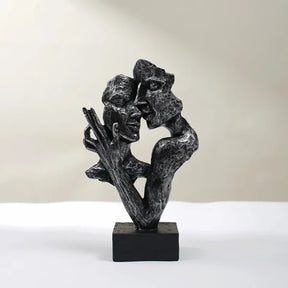 Escultura Pequena de Casal Abraçado para Estante KBN