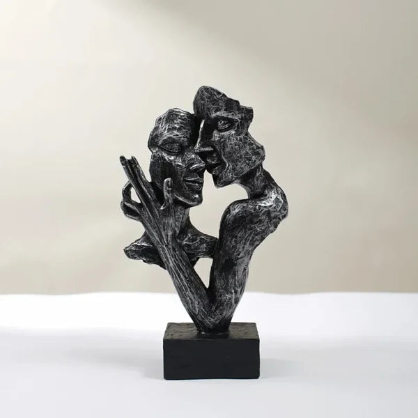 Escultura Pequena de Casal Abraçado para Estante KBN