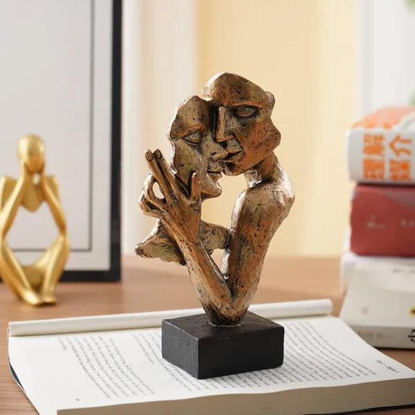 Escultura Pequena de Casal Abraçado para Estante KBN