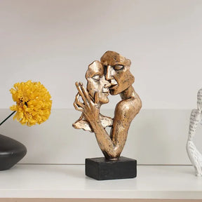 Escultura Pequena de Casal Abraçado para Estante KBN
