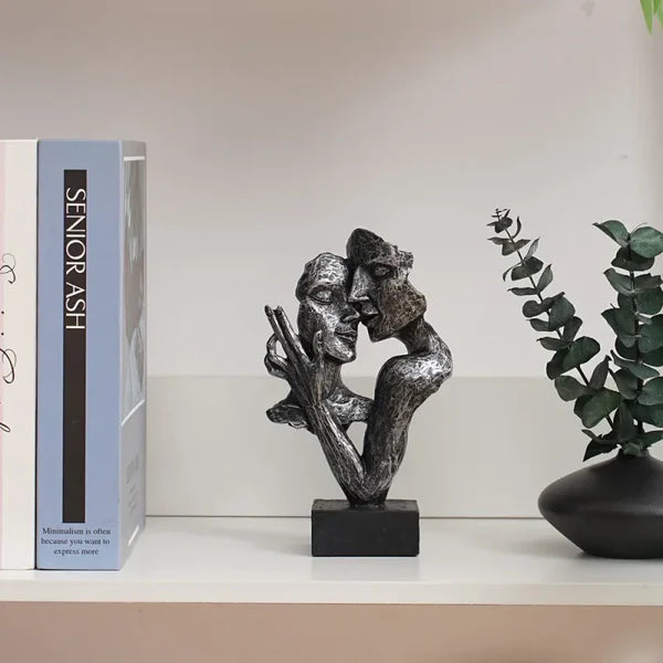 Escultura Pequena de Casal Abraçado para Estante KBN